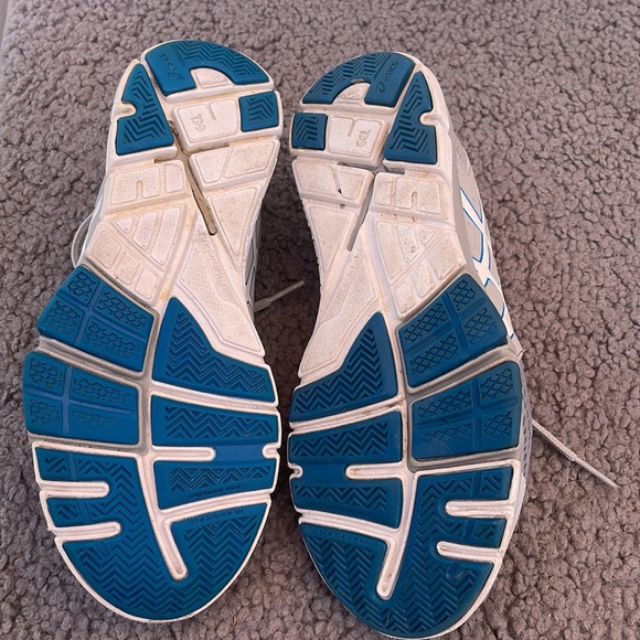 Wome’s ASICS training shoe - Picture 2 of 5